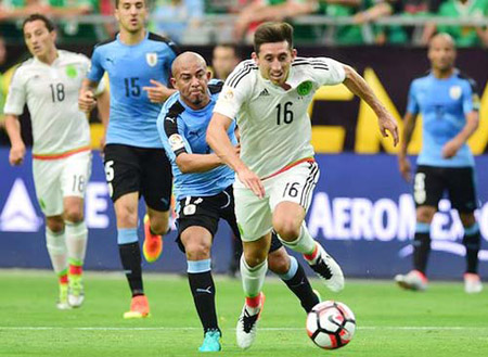 Hector Herrera vượt qua Egidio Arevalo Rios của Uruguay.